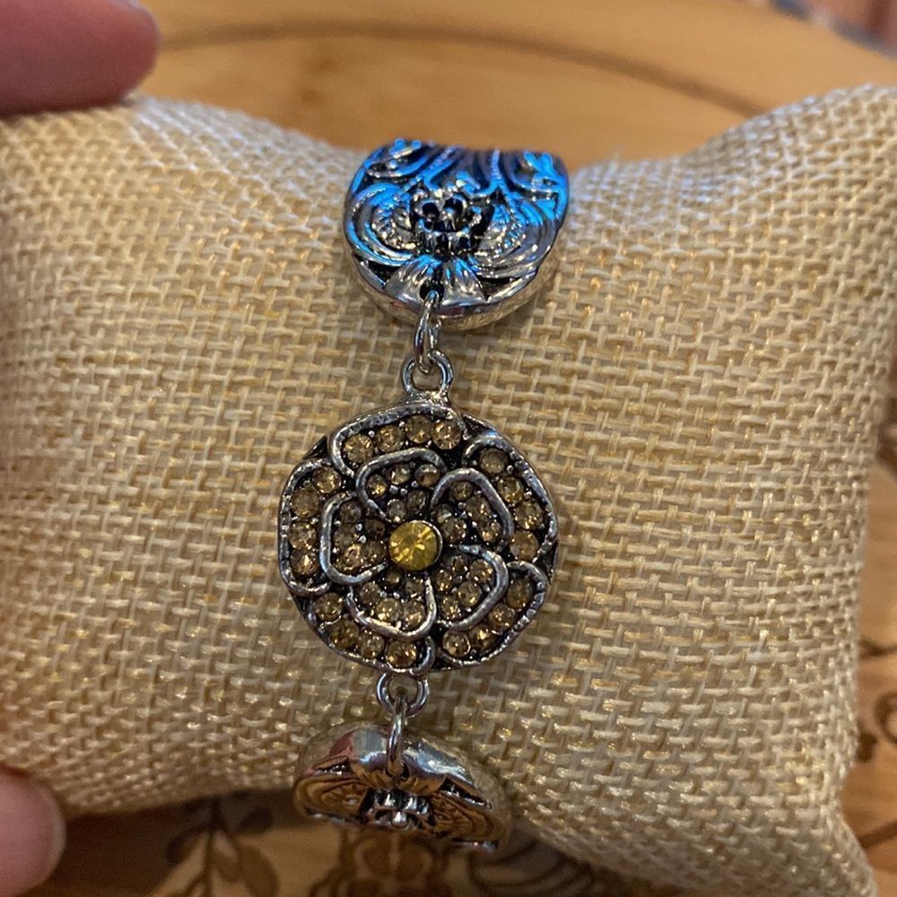 NWOT Button Bracelet - Picture 3 of 9